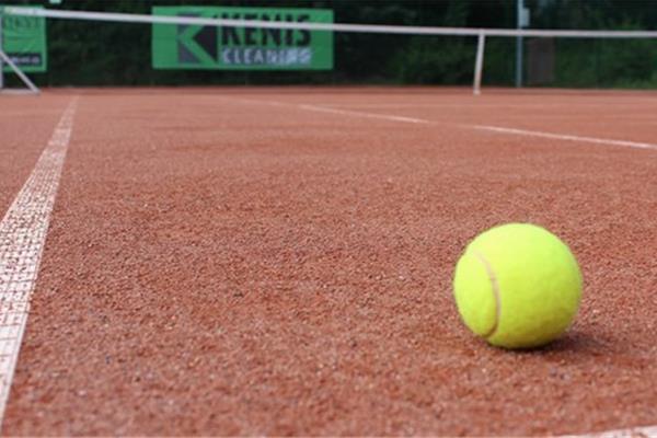 Aanleg 3 tennisvelden in gravel - Sportinfrabouw NV